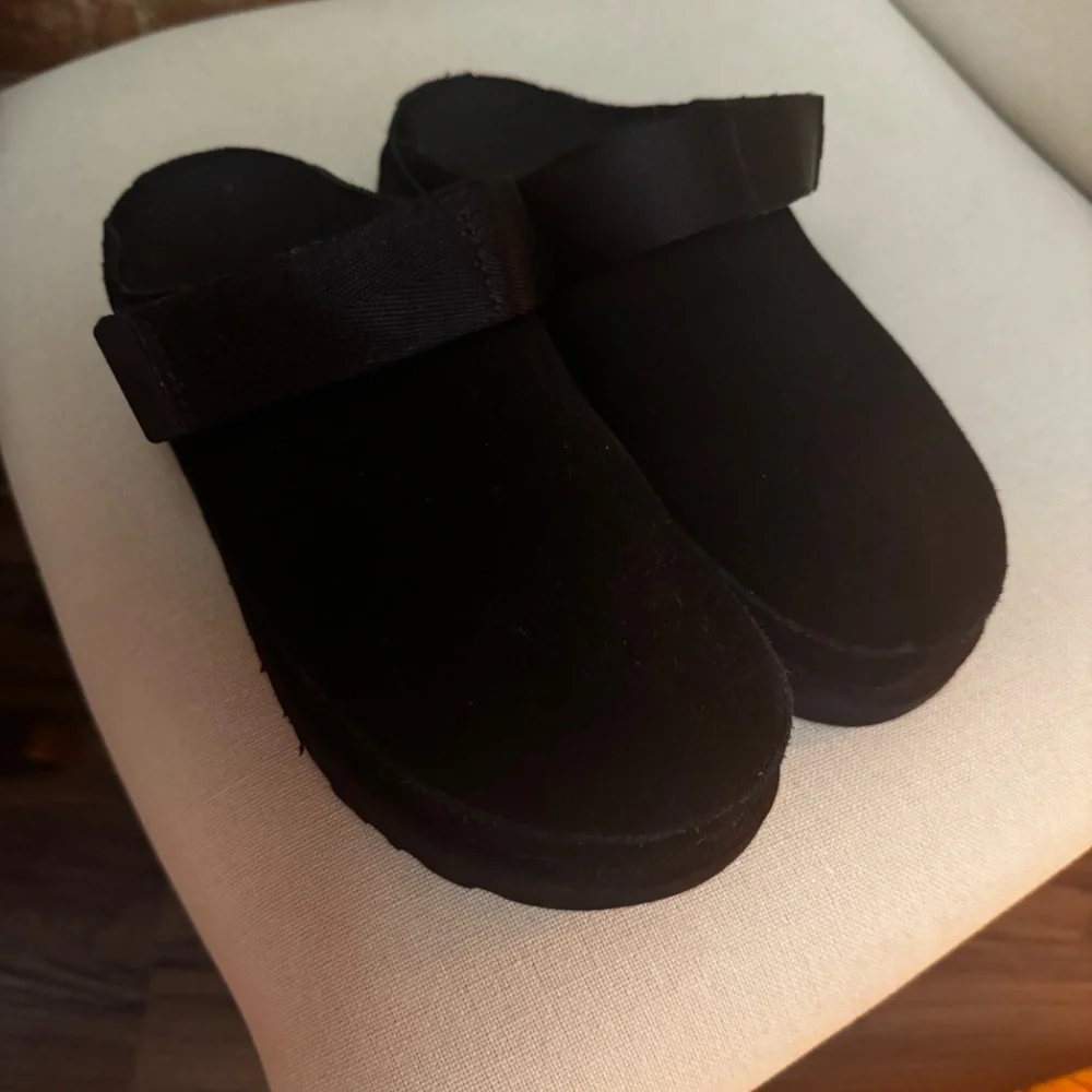 WOMENS UGG® Goldenstar Clog - Black size 8 - Picture 2 of 6